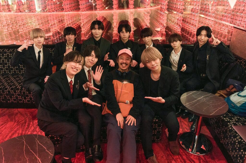 映画『炎上』のホストクラブでの集合写真