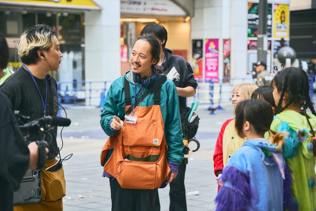 映画『炎上』の撮影現場で指揮をとる長久允監督