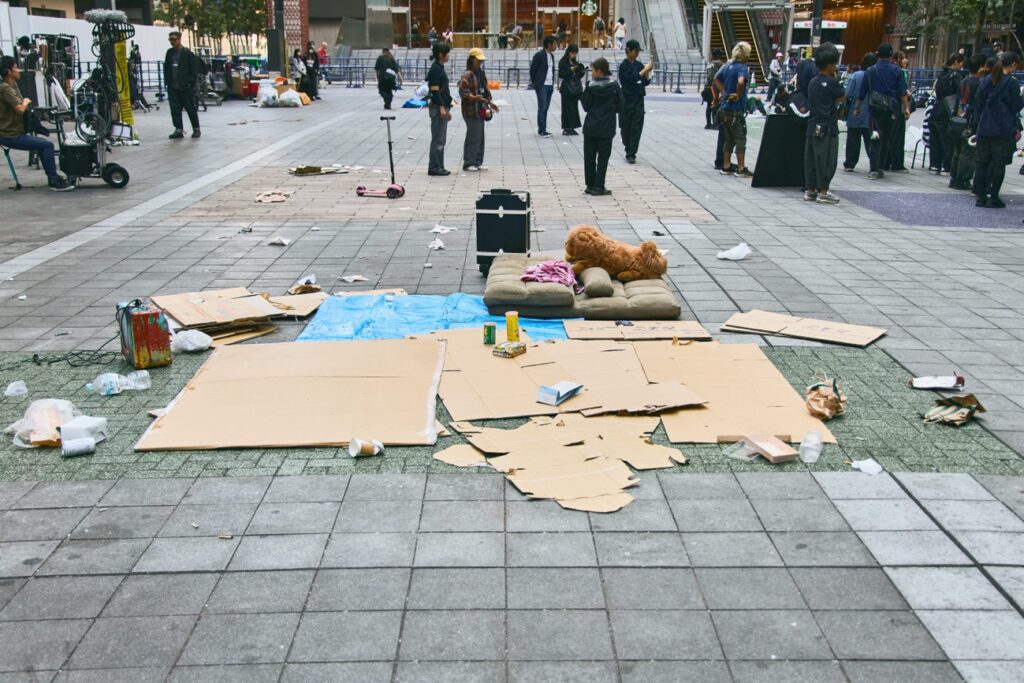 映画『炎上』撮影現場に敷かれた段ボール