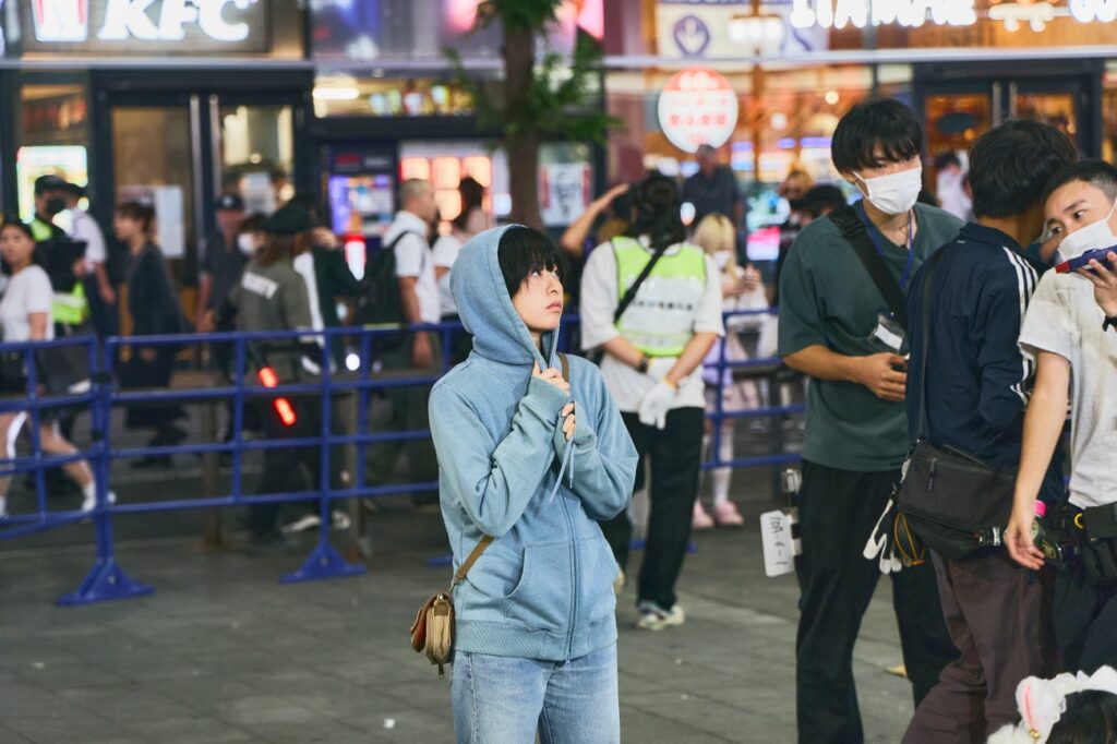 撮影現場に佇む主演の森七菜